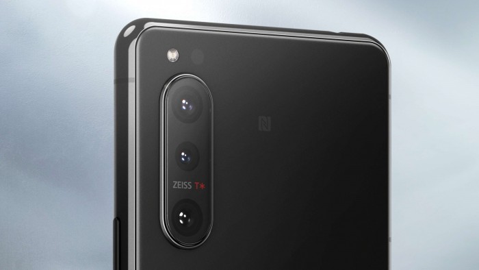 Auf der Rückseite ist eine Dreifachkamera eingebaut. Es handelt sich um das selbe Modell wie beim Xperia 1 II. (Bild: Sony)